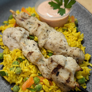 Brochettes souvlaki de poulet mariné, riz assaisonné aux légumes