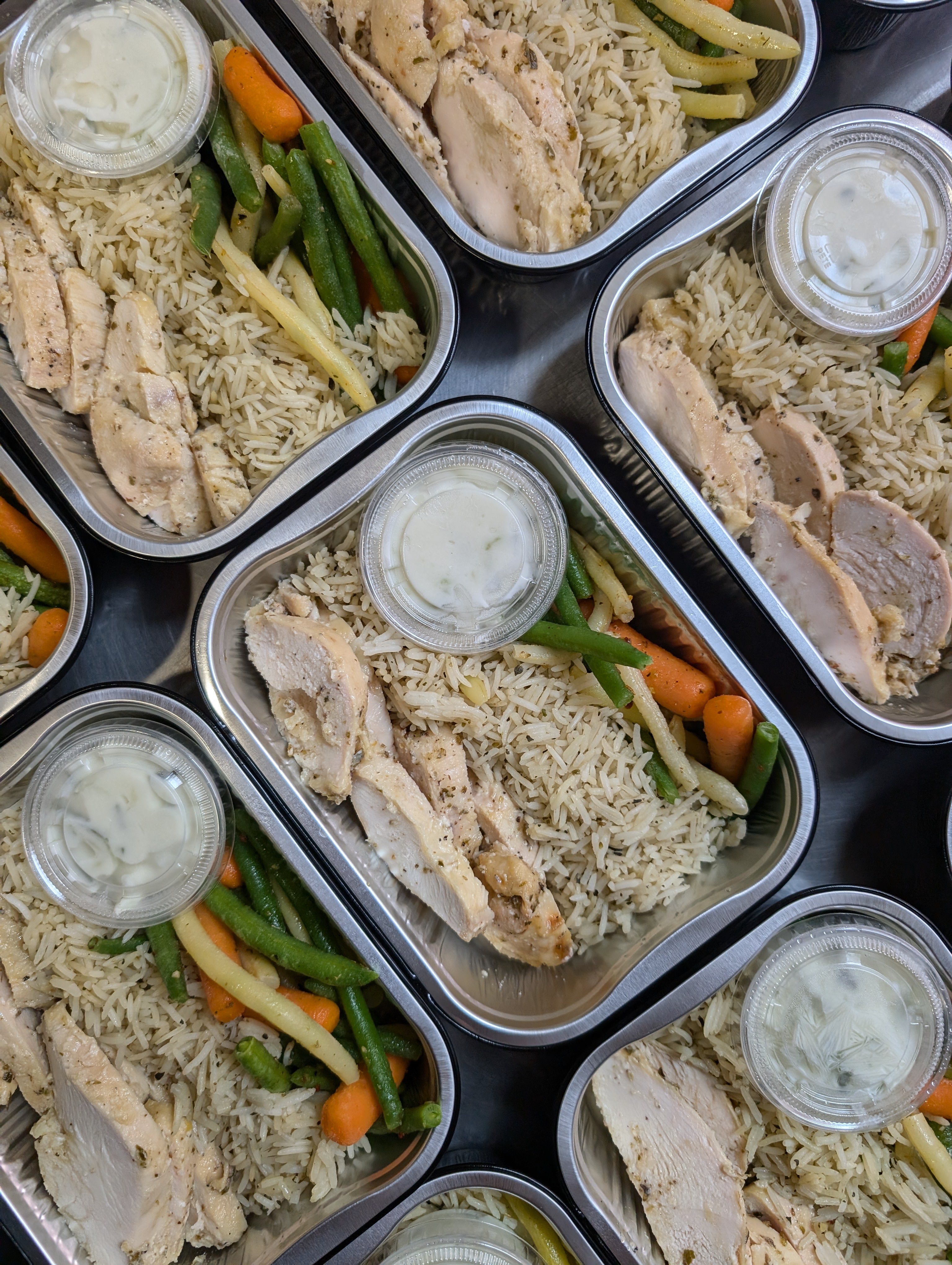 Poulet mariné à la grecque, tzatziki, riz et légumes