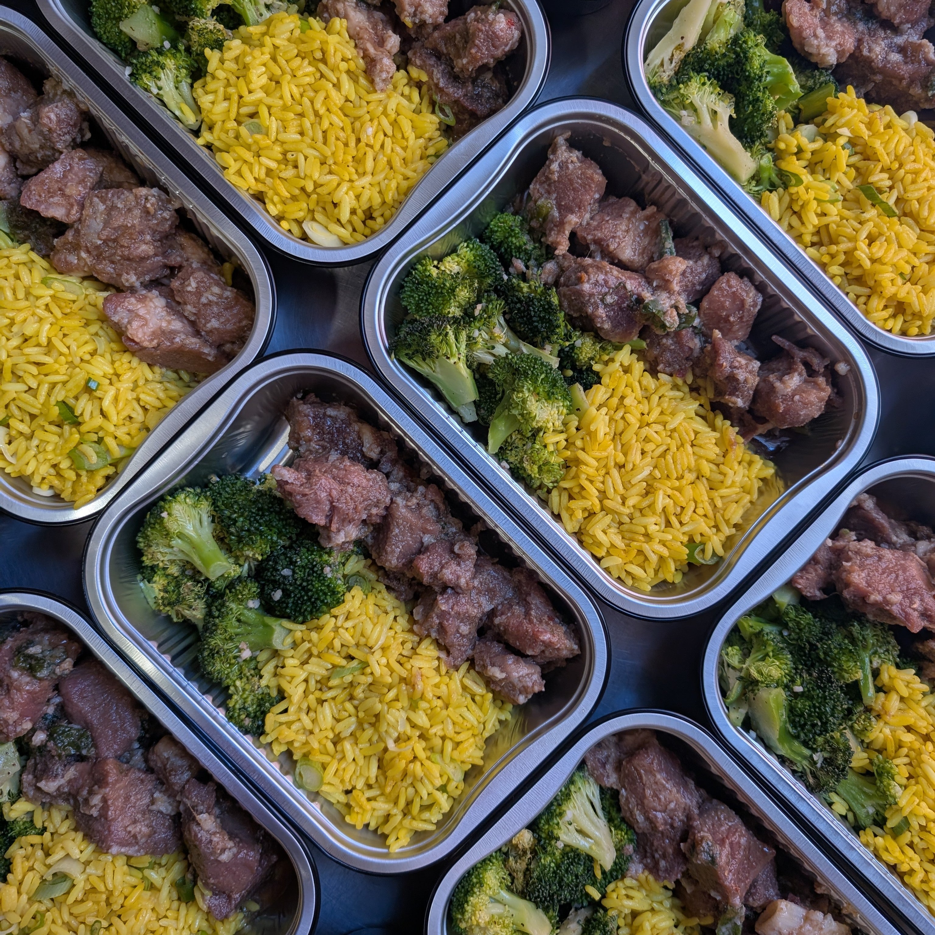 Porc à la vietnamienne, brocoli à l'ail et riz jaune aux herbes