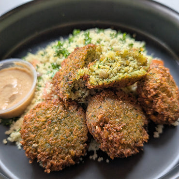 Falafel sur couscous persillé, sauce tahini maison