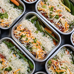 Poulet à la salsa, riz basmati aux herbes fraîches et légumes