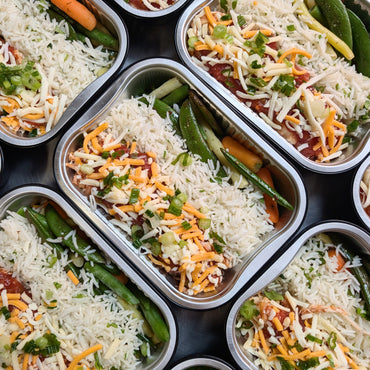 Poulet à la salsa, riz basmati aux herbes fraîches et légumes
