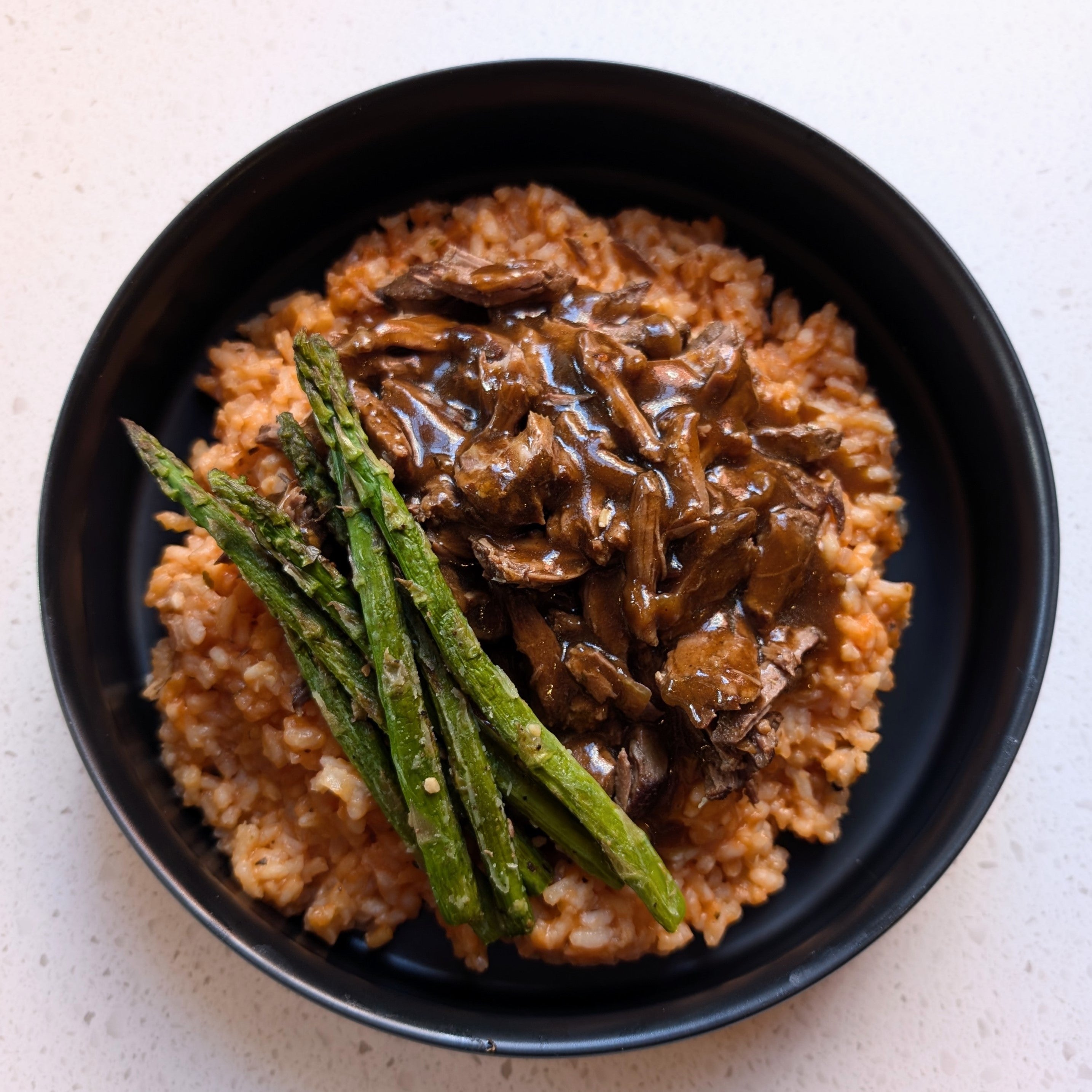 Boeuf braisé, sauce au vin rouge sur risotto à la tomate pour 2